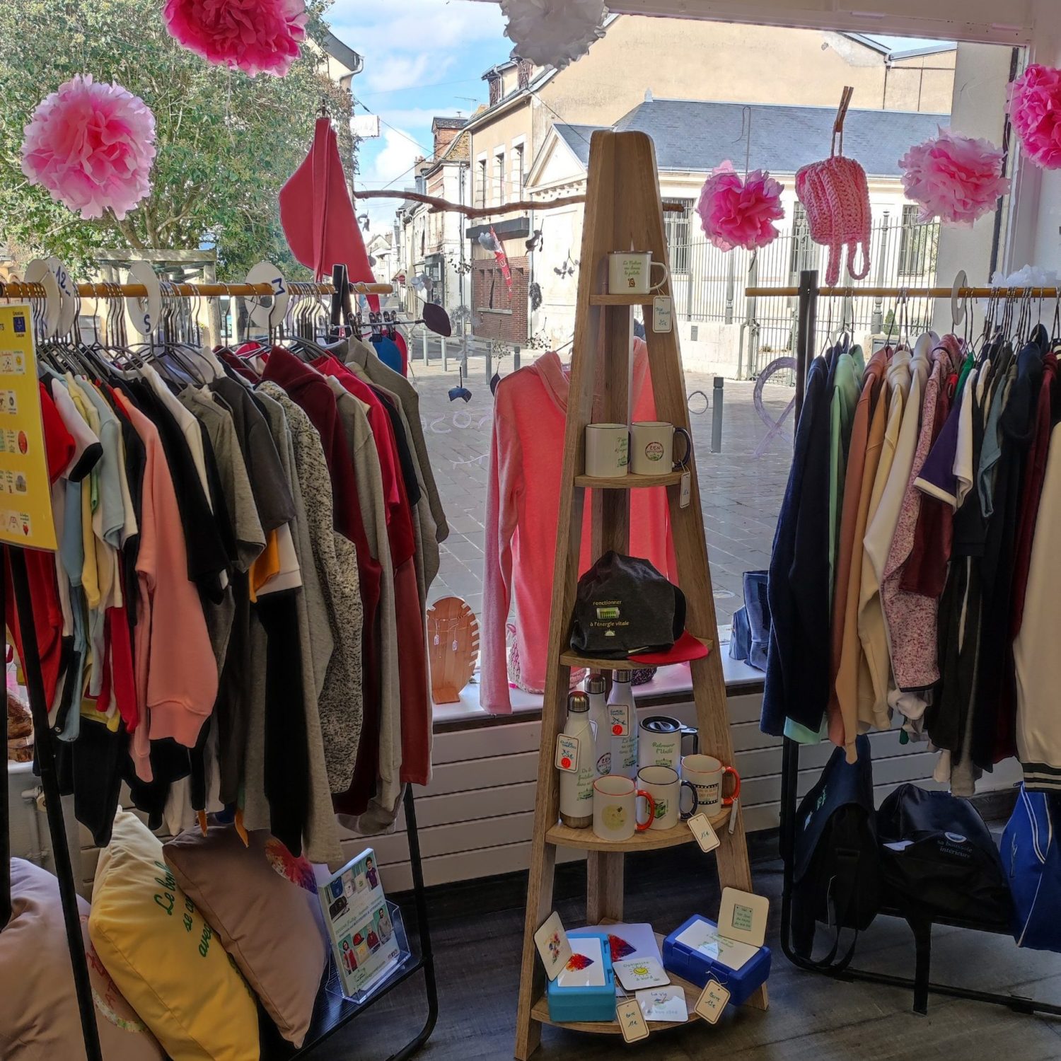 Découvrez les Collections Basique, Bio, Sport Vêtements Homme Femme Enfant Bébé